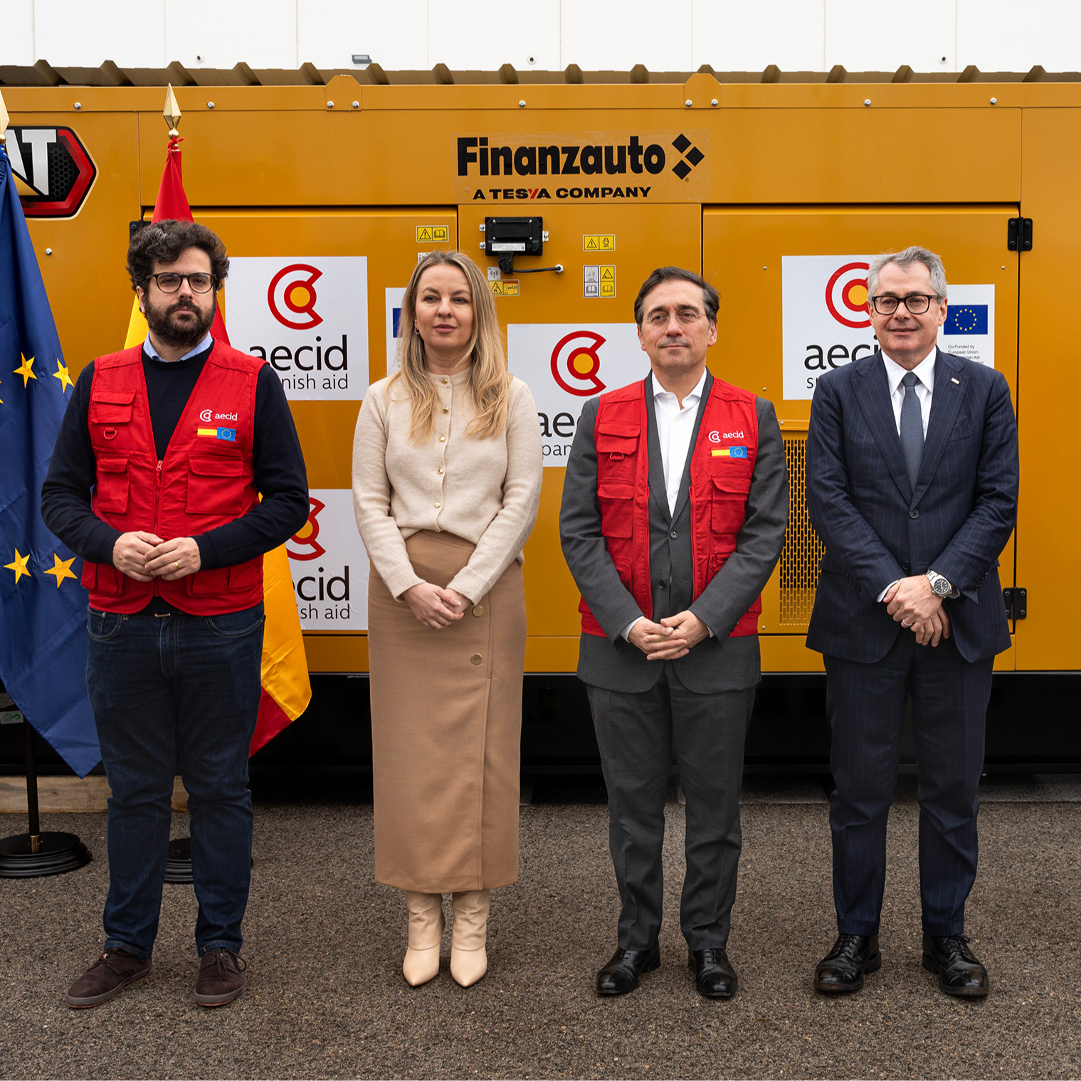 Albares entrega a Ucrania generadores de gran potencia para paliar los daños en infraestructuras energéticas esenciales