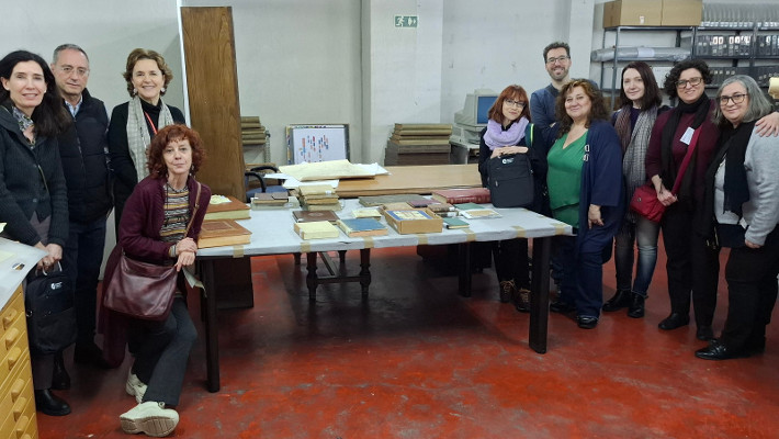 Asistentes a la visita en uno de los depósitos documentales