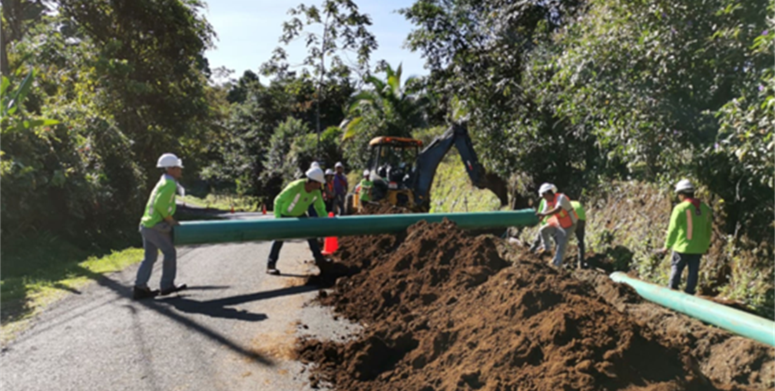 Operarios trabajando en obra en Costa Rica