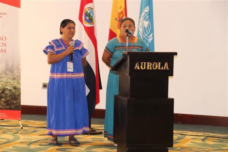 Durante la actividad, la señora Justa Romero Morales, lideresa, intérprete y facilitadora de la población del territorio Bribri, resaltó la lucha que han dado los pueblos indígenas para que se respeten y reconozcan sus derechos e instó a las y los presentes a compartir ideas con el Poder Judicial.